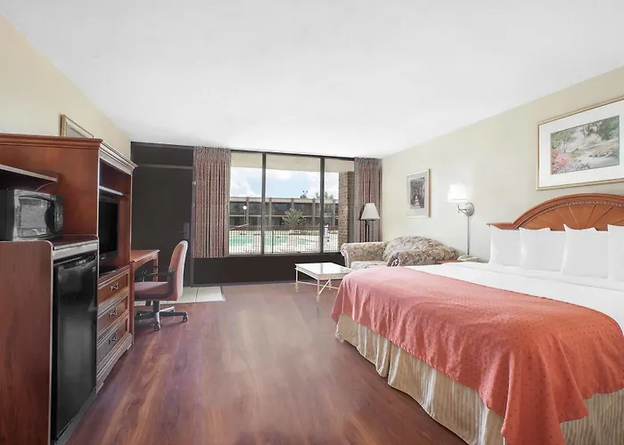 Baymont By Wyndham Paris Motel