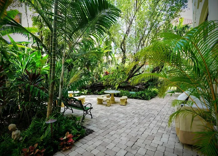 Palm Beach Historic Hotel: Petite Retreat Near Beach