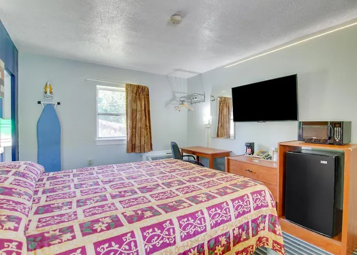 Collinsville Hotels