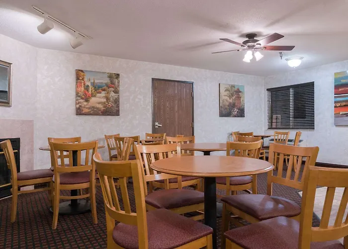Howard Johnson By Wyndham West Fargo