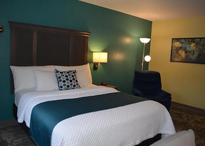 Eveleth Hotels
